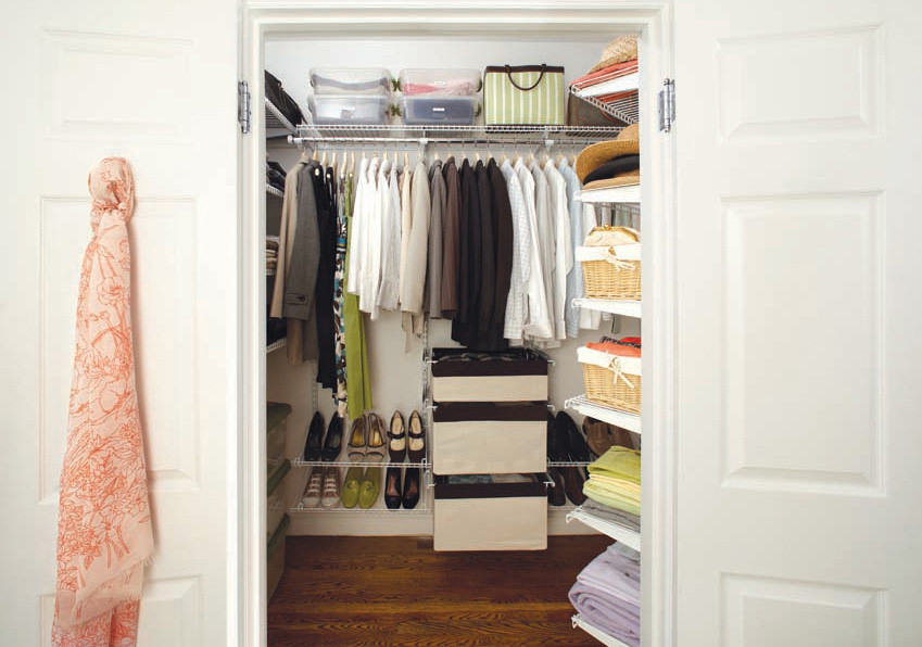 How to Clean and Organize Your Closet in 7 Easy Steps - Featured Image
