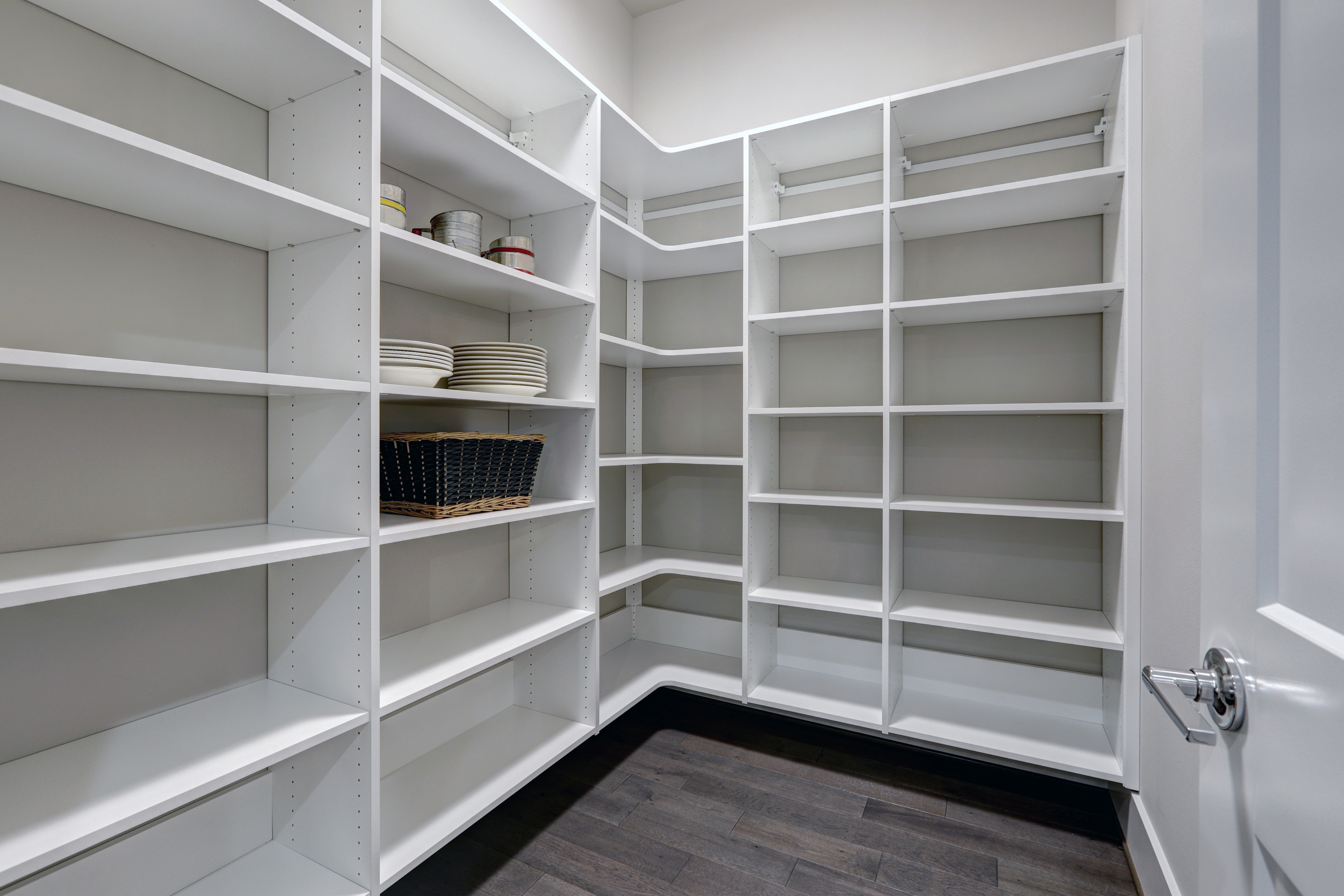 How To Choose The Best Corner Shelves For Your Closet - Featured Image